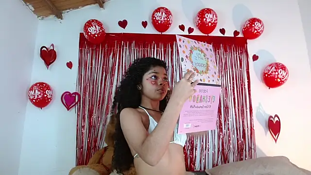 Snapshot of lucie_petite chatting on 02-13-25, 09:38 lucie petite online show from 02-13-25, 09:38