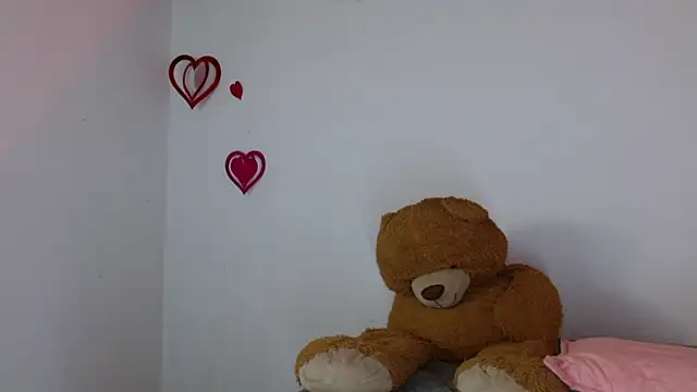 Snapshot of lucie_petite chatting on 03-16-25, 06:23 lucie petite online show from 03-16-25, 06:23