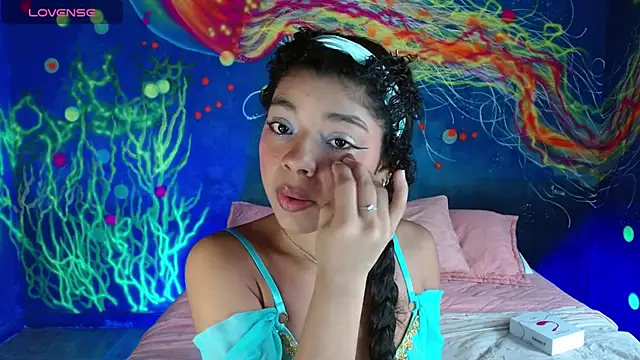 Snapshot of lucie_petite chatting on 09-18-25, 06:21 lucie petite online show from 09-18-25, 06:21