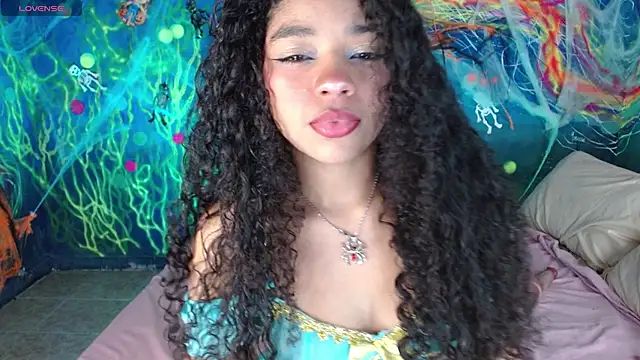 Snapshot of lucie_petite chatting on 10-21-25, 11:05 lucie petite online show from 10-21-25, 11:05