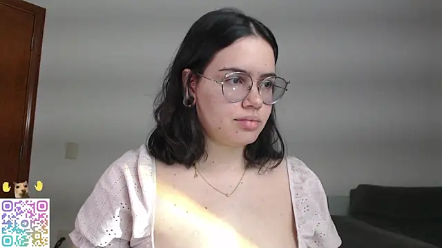 Snapshot of crystalll_room chatting on 06-23-26, 02:53 crystalll room online show from 06-23-26, 02:53