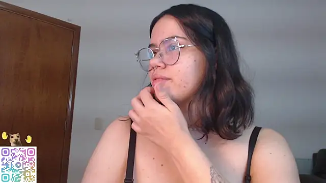 Snapshot of crystalll_room chatting on 07-13-26, 03:31 crystalll room online show from 07-13-26, 03:31