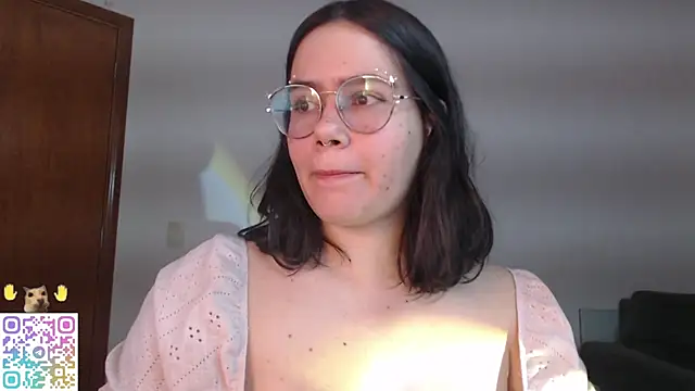Snapshot of crystalll_room chatting on 07-19-26, 03:21 crystalll room online show from 07-19-26, 03:21