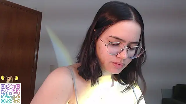 Snapshot of crystalll_room chatting on 07-20-26, 12:14 crystalll room online show from 07-20-26, 12:14