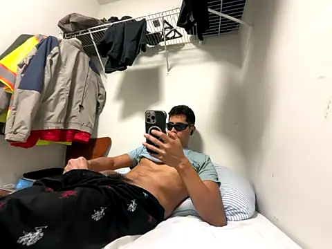 Snapshot of PerroDemonioHot chatting on 10-12-25, 02:43 PerroDemonioHot online show from 10-12-25, 02:43