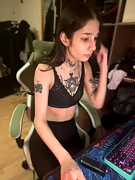 Snapshot of mollyEXD chatting on 12-15-25, 10:14 mollyEXD online show from 12-15-25, 10:14