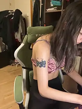 Snapshot of mollyEXD chatting on 12-18-25, 02:12 mollyEXD online show from 12-18-25, 02:12