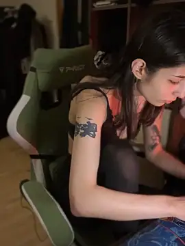 Snapshot of mollyEXD chatting on 12-19-25, 06:04 mollyEXD online show from 12-19-25, 06:04