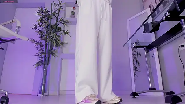 hannah howeell   online show from 09-12-25, 09:42