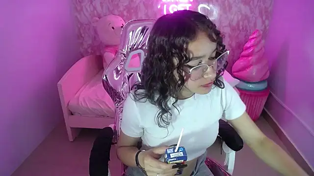 Snapshot of kassandra_ch_ chatting on 02-21-25, 06:04 kassandra ch online show from 02-21-25, 06:04