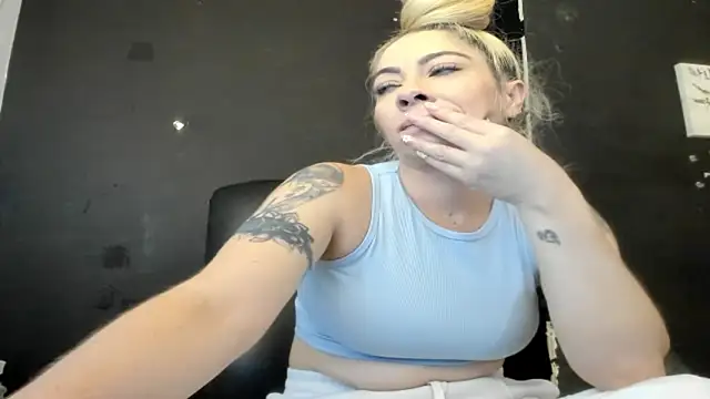 Snapshot of viktoria_davis_ chatting on 07-08-26, 12:04 viktoria davis online show from 07-08-26, 12:04