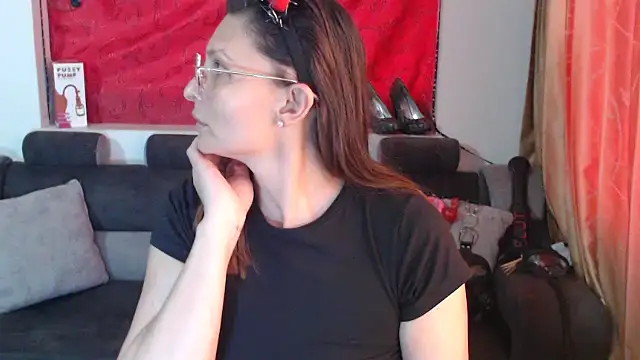 Snapshot of sachaclinford chatting on 10-15-25, 06:08 sachaclinford online show from 10-15-25, 06:08