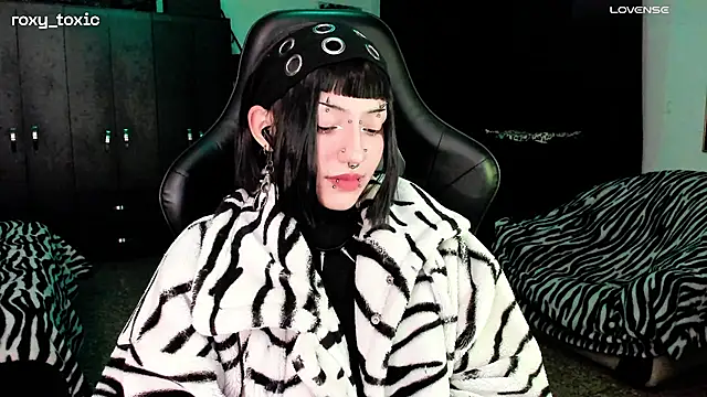 Snapshot of roxy_toxic chatting on 11-13-25, 12:42 roxy toxic online show from 11-13-25, 12:42