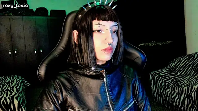 Snapshot of roxy_toxic chatting on 11-25-25, 01:49 roxy toxic online show from 11-25-25, 01:49