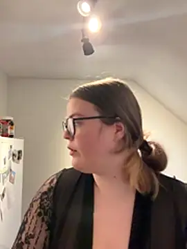 EveBaker04 online show from 11-04-25, 04:17