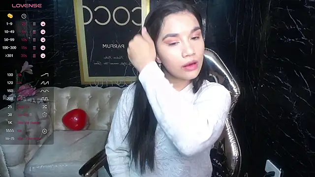 Snapshot of Skye_Little_v chatting on 02-14-25, 02:44 Skye Little v online show from 02-14-25, 02:44