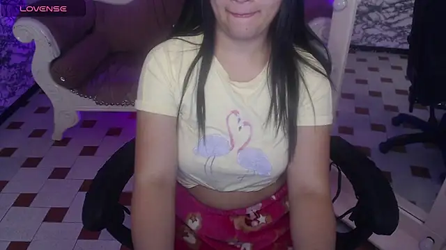 Snapshot of Skye_Little_v chatting on 03-07-25, 04:57 Skye Little v online show from 03-07-25, 04:57