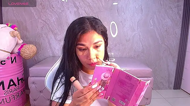 Snapshot of Skye_Little_v chatting on 10-08-25, 03:37 Skye Little v online show from 10-08-25, 03:37