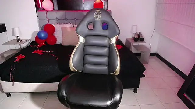 Snapshot of Kitten_Cam chatting on 02-19-25, 03:06 Kitten Cam online show from 02-19-25, 03:06