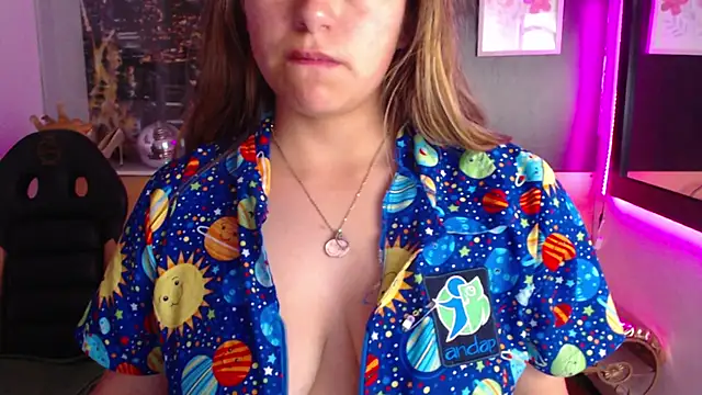 Snapshot of Kitten_Cam chatting on 10-10-25, 05:50 Kitten Cam online show from 10-10-25, 05:50