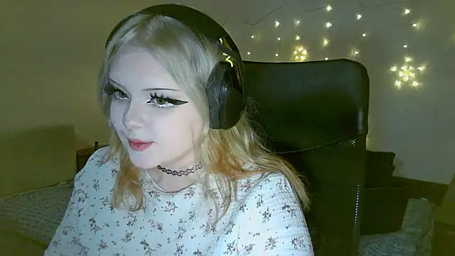 Snapshot of Electro_doll chatting on 02-13-25, 02:09 Electro doll online show from 02-13-25, 02:09