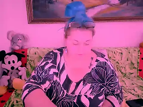 Snapshot of mayamayx chatting on 10-17-25, 11:02 mayamayx online show from 10-17-25, 11:02