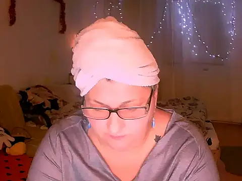 Snapshot of mayamayx chatting on 12-14-25, 07:07 mayamayx online show from 12-14-25, 07:07