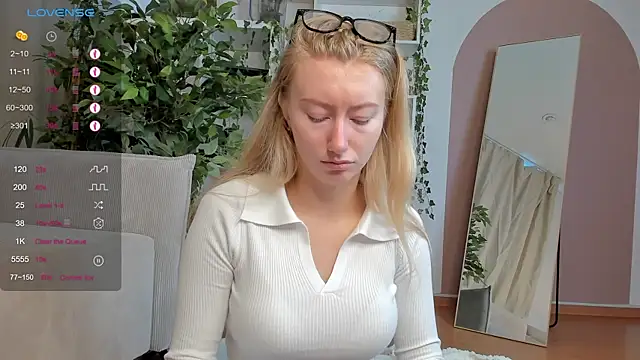 Snapshot of Rachel_Rut chatting on 09-18-25, 04:14 Rachel Rut online show from 09-18-25, 04:14