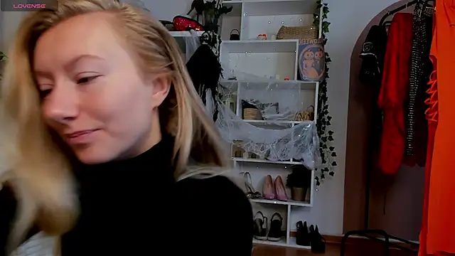 Snapshot of Rachel_Rut chatting on 10-25-25, 04:09 Rachel Rut online show from 10-25-25, 04:09