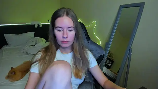 EmilyPaw online show from 11-30-25, 04:22