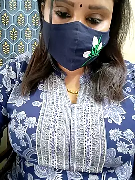 Queenflowerr online show from 04-20-26, 01:47