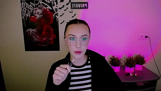 Snapshot of Nikonara_Love chatting on 03-12-25, 06:22 Nikonara Love online show from 03-12-25, 06:22