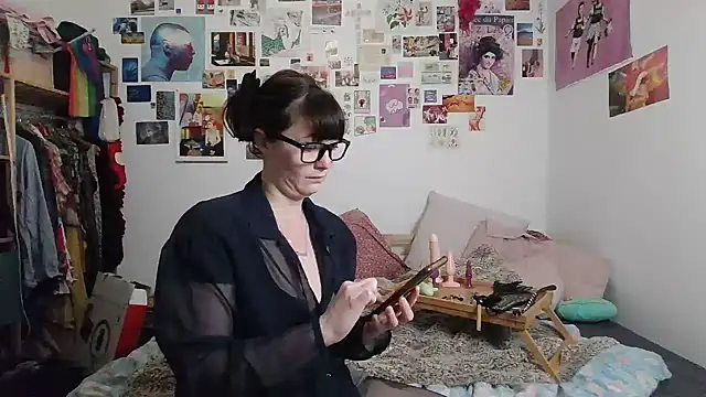 AdorahB3ll3 online show from 03-17-25, 08:09