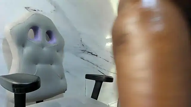 Snapshot of nefertiti_ebony chatting on 02-04-25, 10:43 nefertiti ebony online show from 02-04-25, 10:43