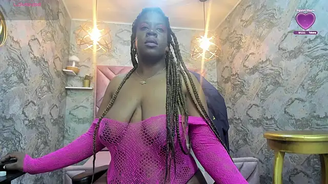 Snapshot of nefertiti_ebony chatting on 10-28-25, 04:05 nefertiti ebony online show from 10-28-25, 04:05