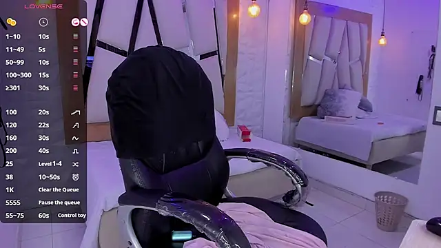 Snapshot of Belinda_Braund chatting on 02-17-25, 03:53 Belinda Braund online show from 02-17-25, 03:53