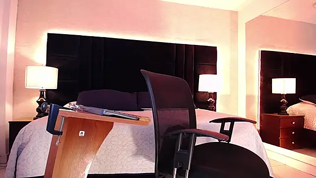 Snapshot of Simon_Basset chatting on 03-21-25, 11:23 Simon Basset online show from 03-21-25, 11:23