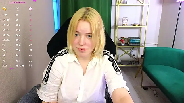 Snapshot of Manic_pixie_ chatting on 03-19-25, 03:40 Manic pixie online show from 03-19-25, 03:40