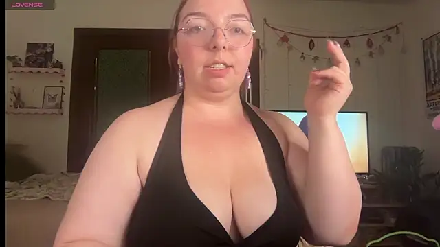 Snapshot of curvycate127 chatting on 06-09-26, 06:58 curvycate127 online show from 06-09-26, 06:58