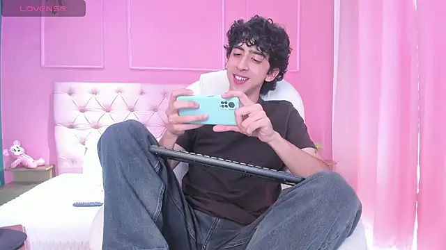 Snapshot of Alezzandro_ chatting on 01-23-25, 02:28 Alezzandro online show from 01-23-25, 02:28