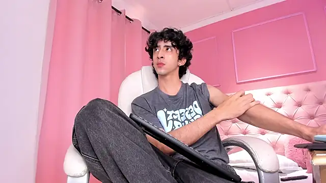 Snapshot of Alezzandro_ chatting on 01-29-25, 08:46 Alezzandro online show from 01-29-25, 08:46