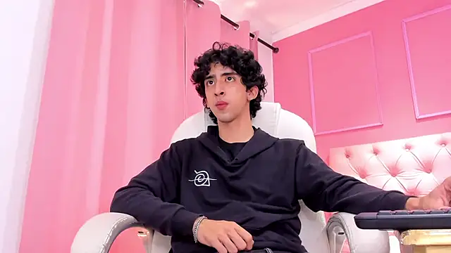 Snapshot of Alezzandro_ chatting on 02-04-25, 05:45 Alezzandro online show from 02-04-25, 05:45