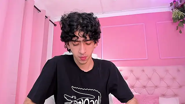 Snapshot of Alezzandro_ chatting on 02-05-25, 01:54 Alezzandro online show from 02-05-25, 01:54