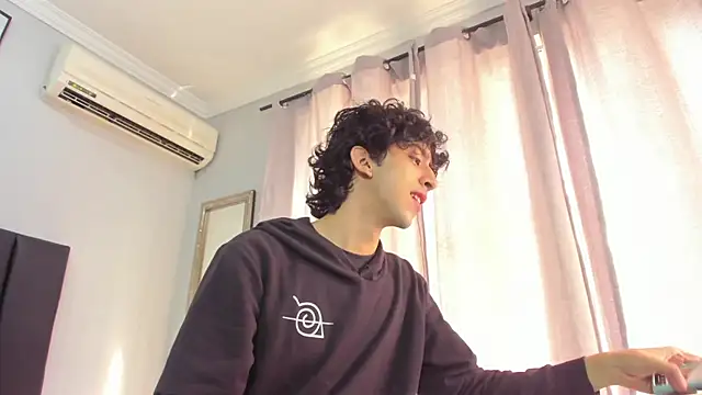 Snapshot of Alezzandro_ chatting on 02-17-25, 02:26 Alezzandro online show from 02-17-25, 02:26