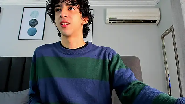 Snapshot of Alezzandro_ chatting on 02-21-25, 02:27 Alezzandro online show from 02-21-25, 02:27