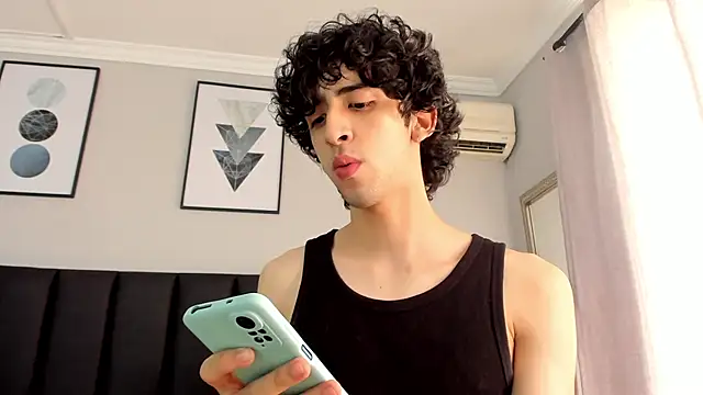 Snapshot of Alezzandro_ chatting on 03-03-25, 02:37 Alezzandro online show from 03-03-25, 02:37