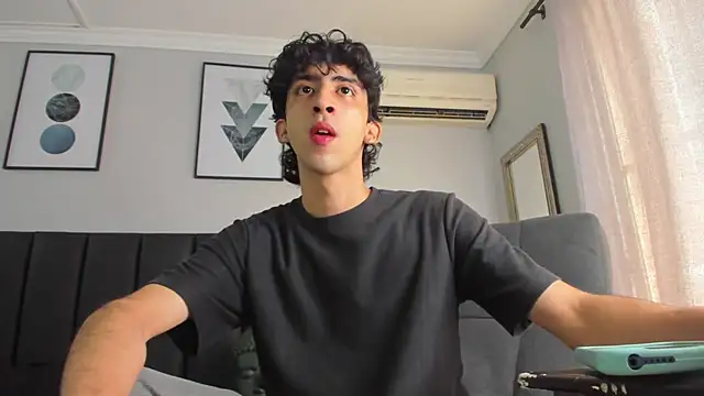 Snapshot of Alezzandro_ chatting on 03-11-25, 02:40 Alezzandro online show from 03-11-25, 02:40