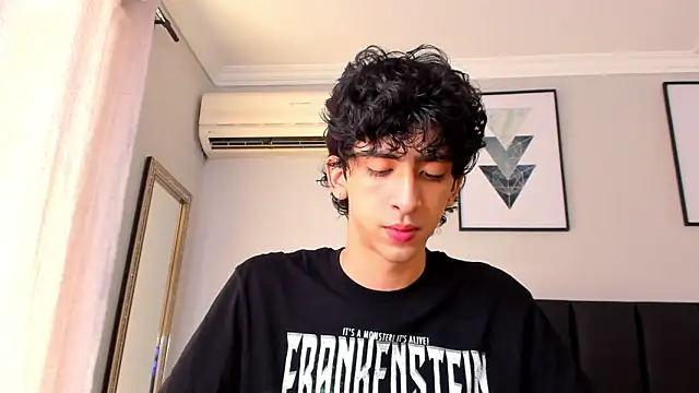 Snapshot of Alezzandro_ chatting on 03-15-25, 04:54 Alezzandro online show from 03-15-25, 04:54