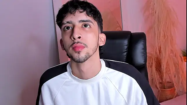 Snapshot of Alezzandro_ chatting on 09-20-25, 08:43 Alezzandro online show from 09-20-25, 08:43