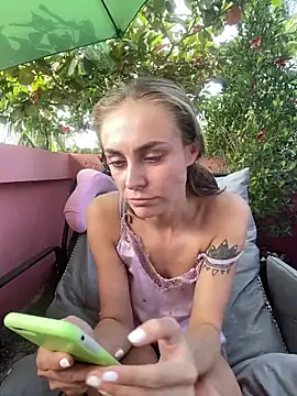 Snapshot of White_Lu chatting on 02-08-26, 02:37 White Lu online show from 02-08-26, 02:37